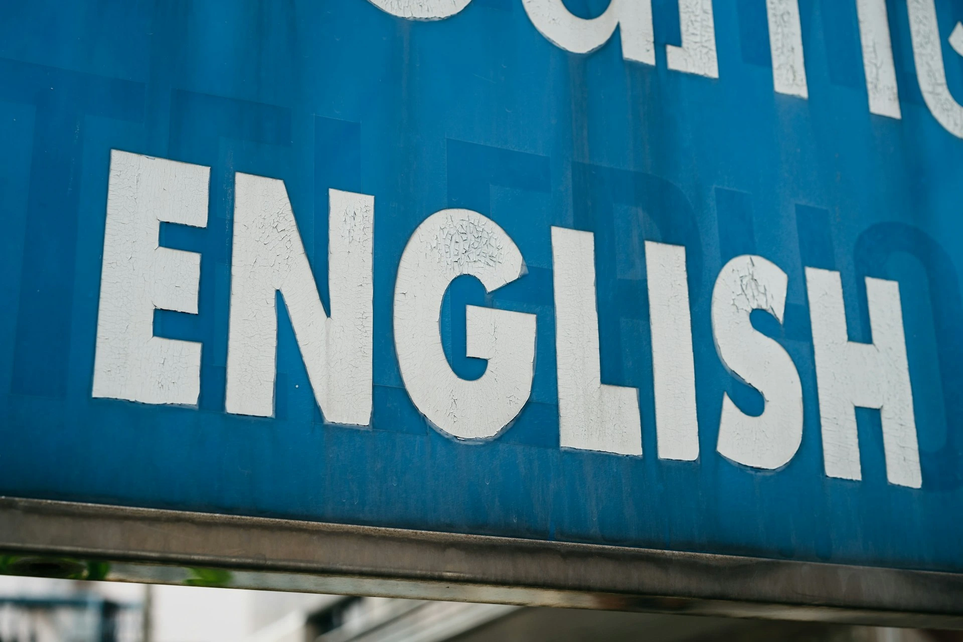 ambridge Preparation Centre en la UERSS, colegio particular en Quito a close up of a blue sign with white lettering