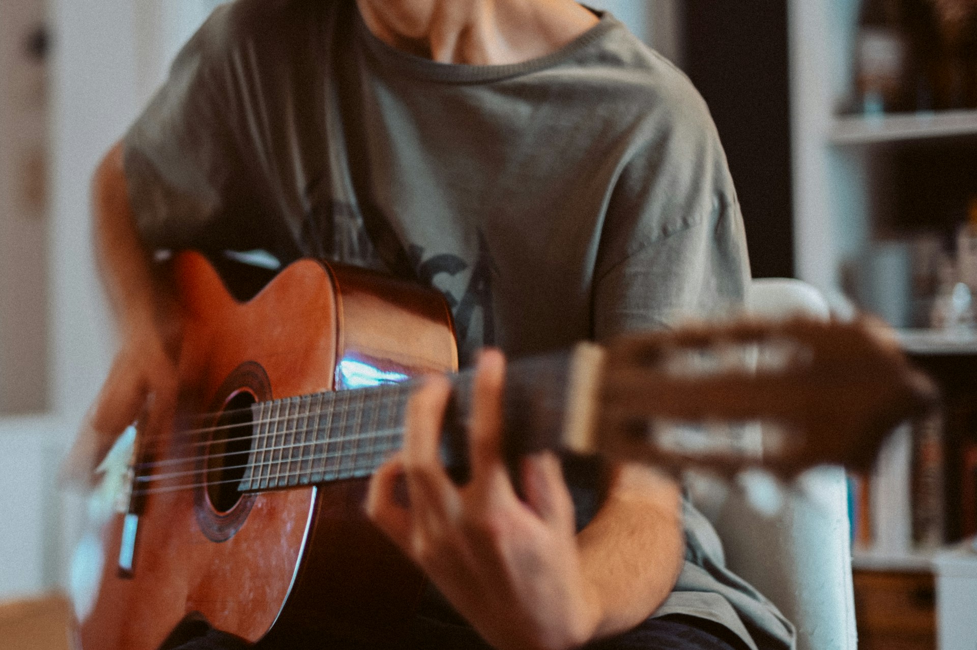 Niños practicando guitarra en escuela cristiana bilingüe en Quito